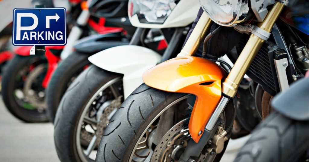 月極バイク駐車場に並ぶバイクとPマークの看板